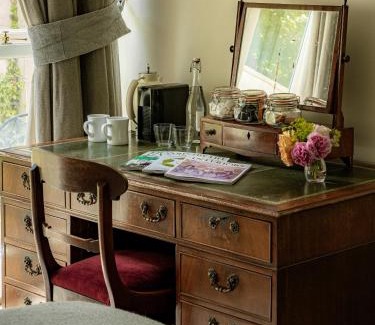 Lechlade Hotel | Explore The Bell Inn: 4-Star Stay with Pet-Friendly Perks
