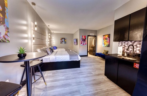 Biloxi Hotel | Discover The Bella's Kings Suite with Ocean View & Balcony