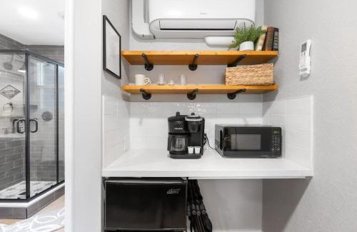 Three Rivers Apartment | Pet-Friendly Retreat at The Belle Sequoia Motel RM9