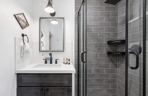 Three Rivers Apartment | Pet-Friendly Retreat at The Belle Sequoia Motel RM9