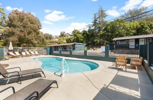 Three Rivers Apartment | Pet-Friendly Retreat at The Belle Sequoia Motel RM9