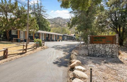 Three Rivers Apartment | Pet-Friendly Retreat at The Belle Sequoia Motel RM9