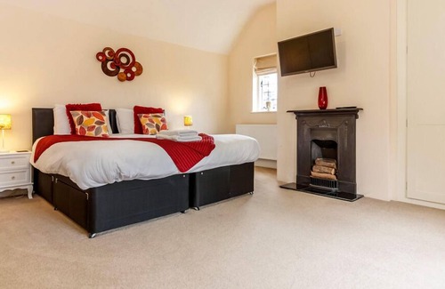 Swadlincote Villa | The Bellflower - Eight Bedroom Villa, Sleeps 20