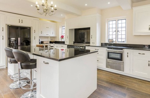 Swadlincote Villa | The Bellflower - Eight Bedroom Villa, Sleeps 20