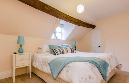 Swadlincote Villa | The Bellflower - Eight Bedroom Villa, Sleeps 20