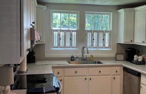 Belmont House | The Belmont Cottage is a 100 year old charmer located near Town Square