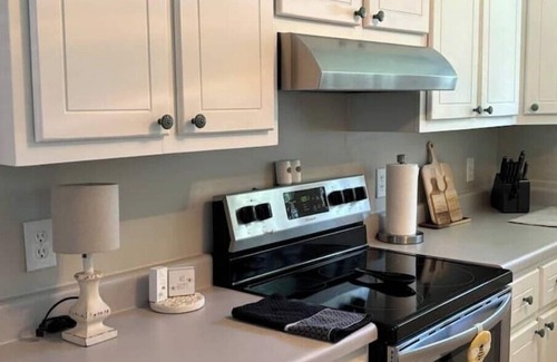 Belmont House | The Belmont Cottage is a 100 year old charmer located near Town Square