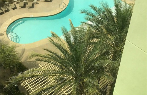 Spanish Lake Condo | Convenient Berkley Las Vegas Near the Strip and Stadium