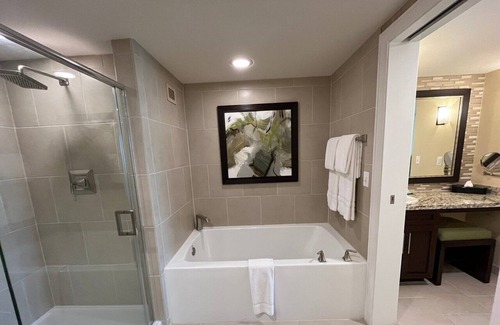 Spanish Lake Condo | Convenient Berkley Las Vegas Near the Strip and Stadium