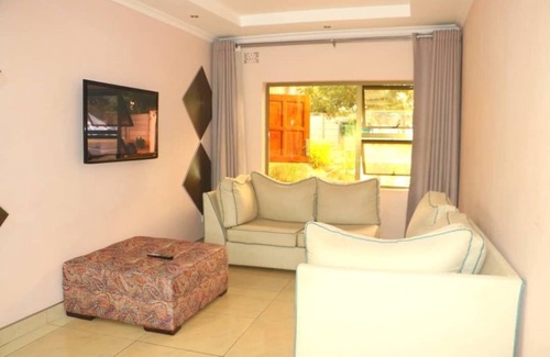 Harare Bed & Breakfast | Relaxing Retreat at The Berkshire with Pool & Spa
