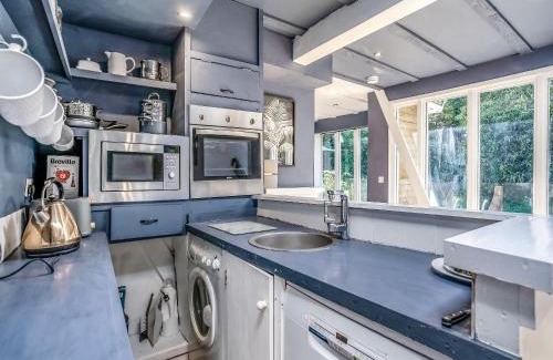 Pentrefelin House | Pet Friendly Haven: The Berm - Guest Rated 10/10
