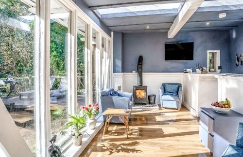Pentrefelin House | Pet Friendly Haven: The Berm - Guest Rated 10/10