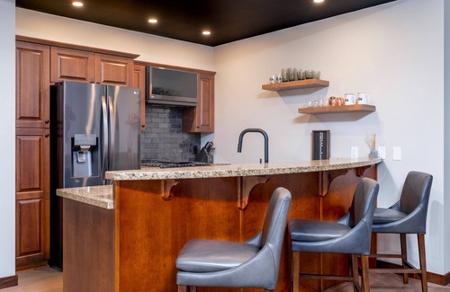 Rossland Condo | Relaxing 2 Bedroom Retreat on the Mountain with Spa Amenities