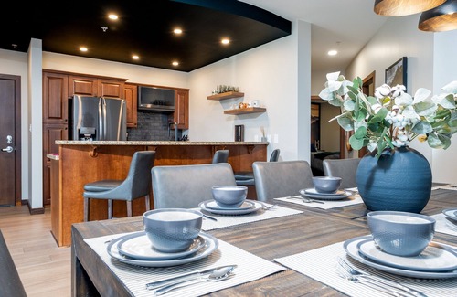 Rossland Condo | Relaxing 2 Bedroom Retreat on the Mountain with Spa Amenities