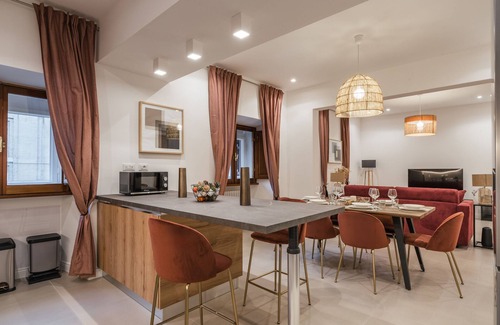 Rione V Ponte Apartment | Experience Ultimate Comfort at The Best in Rome Clock
