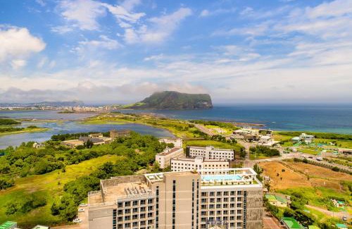 Seongsan Hotel | Discover Jeju Seongsan: Family-Friendly with a Pool