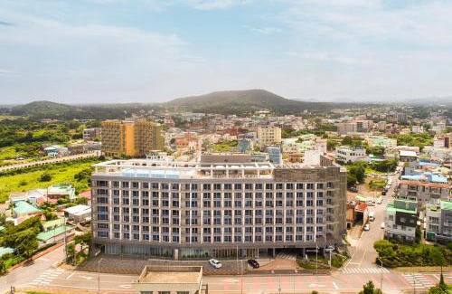 Seongsan Hotel | Discover Jeju Seongsan: Family-Friendly with a Pool