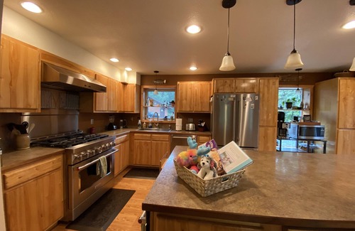 Sterling House | Unforgettable Kenai Peninsula Base Camp with Spa & Pool