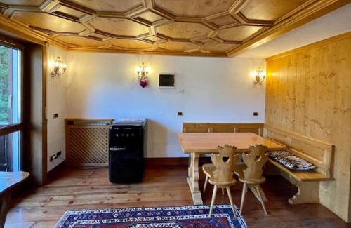 Cortina d'Ampezzo Historic Centre Apartment | Prime Location: Stroll to Attractions, Enjoy Breakfast & Hot Tub