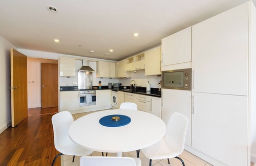 Castle Quarter Apartment | Prime Location in Cardiff City Centre with Spa & Hot Tub