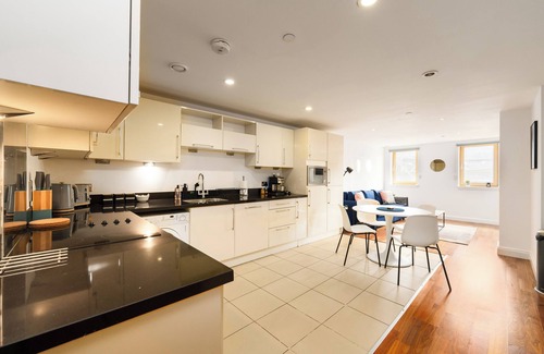 Castle Quarter Apartment | Prime Location in Cardiff City Centre with Spa & Hot Tub
