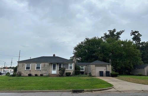 Wooded Estates House | Inviting Bungalow Near Notre Dame with Family-Friendly Amenities