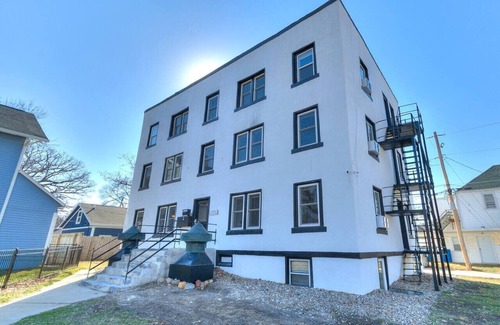 Des Moines Apartment | The BEST of Iowa: Harvesting Iowa w/King Bed