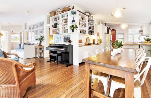 Macmasters Beach House | Experience Lagoon Front Bliss in a Historic Lakehouse