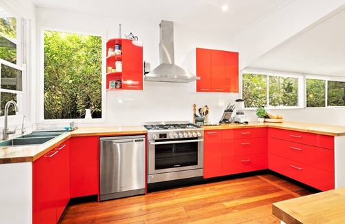 Macmasters Beach House | Experience Lagoon Front Bliss in a Historic Lakehouse