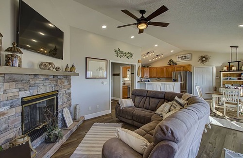 Tallassee House | Breathtaking Mountain Views with Pool & Spa Amenities