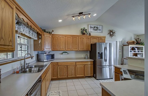 Tallassee House | Breathtaking Mountain Views with Pool & Spa Amenities
