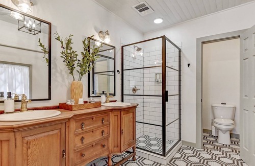 Denison House | The Beverly 20th Century home located near Historic Downtown Denison.