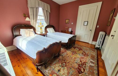 East Hampton Bed & Breakfast | Cozy Stay at The Bevin House B&B with Pool and Kitchen