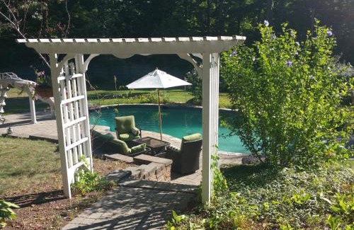 East Hampton Bed & Breakfast | Cozy Stay at The Bevin House B&B with Pool and Kitchen