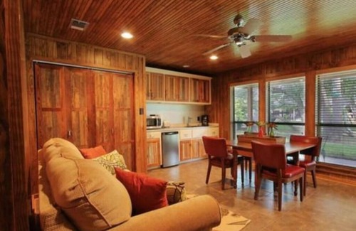 Uvalde Bed & Breakfast | Inviting Big Lazy Room with Balcony and Pool Amenities