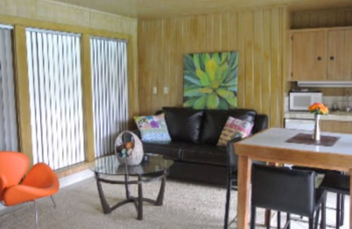 Uvalde Bed & Breakfast | Inviting Big Lazy Room with Balcony and Pool Amenities