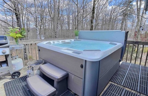 Killington House | Unwind at The Big Lebearski! Hot Tub & Pet-Friendly Retreat
