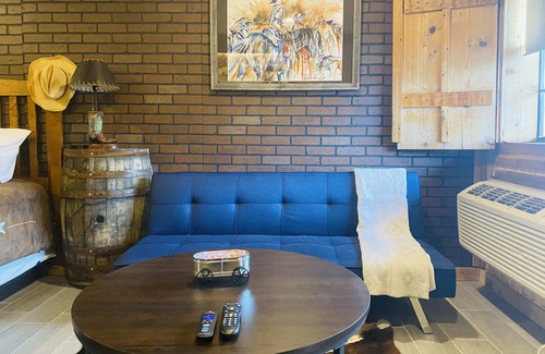 Amarillo Apartment | The Big Texan King! Free 72oz Steak*Airbnb