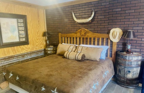 Amarillo Apartment | The Big Texan King! Free 72oz Steak*Airbnb
