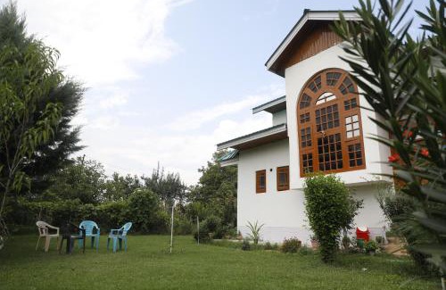 Harwan House | Pet-Friendly Retreat at The Bilt Farmhouse - Rated 10/10