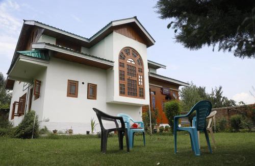 Harwan House | Pet-Friendly Retreat at The Bilt Farmhouse - Rated 10/10