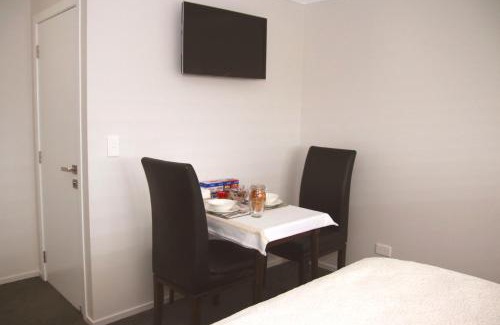 Motueka Bed & Breakfast | Beautiful Birch Tree B&B: Ocean Views & 4-Star Comfort