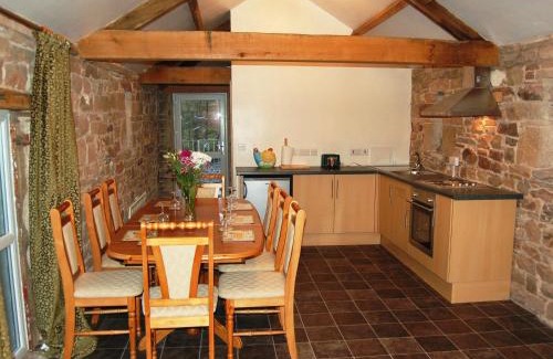 Carlisle House | Top-Rated The Bird Bath: Family-Friendly with Hot Tub