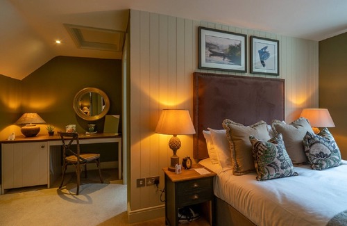 Knowl Hill Hotel | Experience The Bird In Hand: 4-Star Family-Friendly Stay