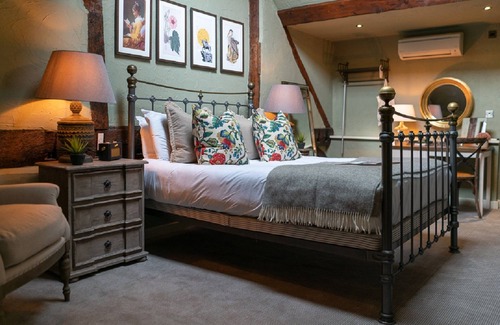 Knowl Hill Hotel | Experience The Bird In Hand: 4-Star Family-Friendly Stay