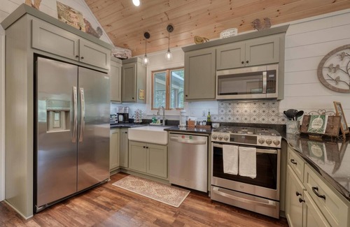 Suches Cabin | Discover The Birdhouse: Pet-Friendly Getaway with Breakfast