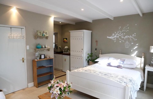 Rondebosch Apartment | Discover The Birdhouse: 4-Star Oceanfront Retreat