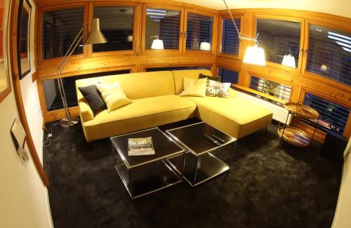 Schlitz House | Experience The Birdy Mountains Lodge - 4-Star Pet Friendly Stay