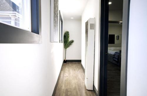 Oak Center House | The Black and White House