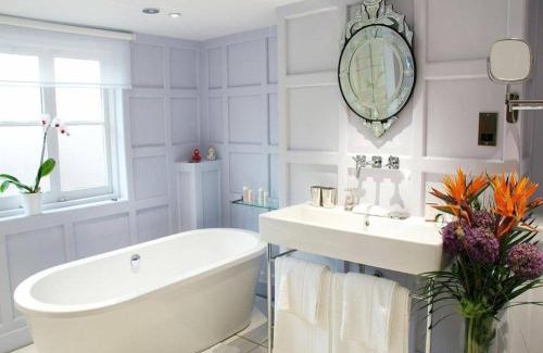 Fulmer House | Discover The Black Horse Fulmer: 5-Star Family Getaway